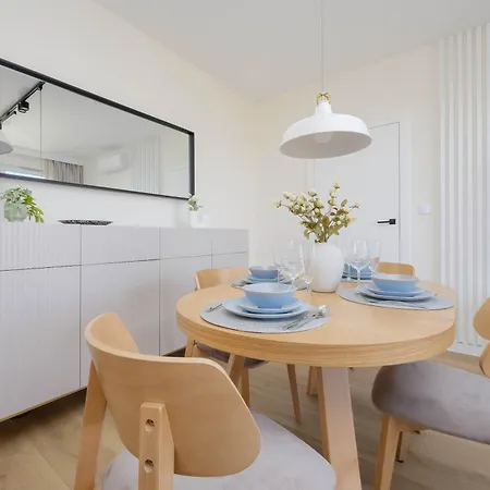 Elegant In With Air Conditioning And Parking By Renters Prestige