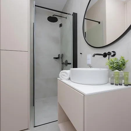 Elegant In With Air Conditioning And Parking By Renters Prestige