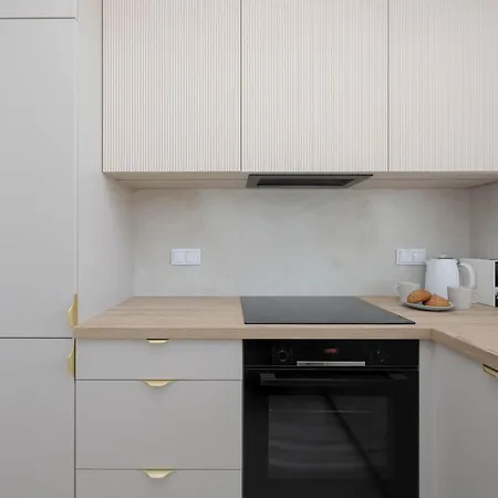 Elegant In With Air Conditioning And Parking By Renters Prestige *