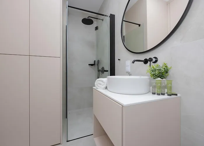 Elegant In With Air Conditioning And Parking By Renters Prestige