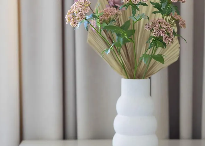 Elegant In With Air Conditioning And Parking By Renters Prestige Apartment *